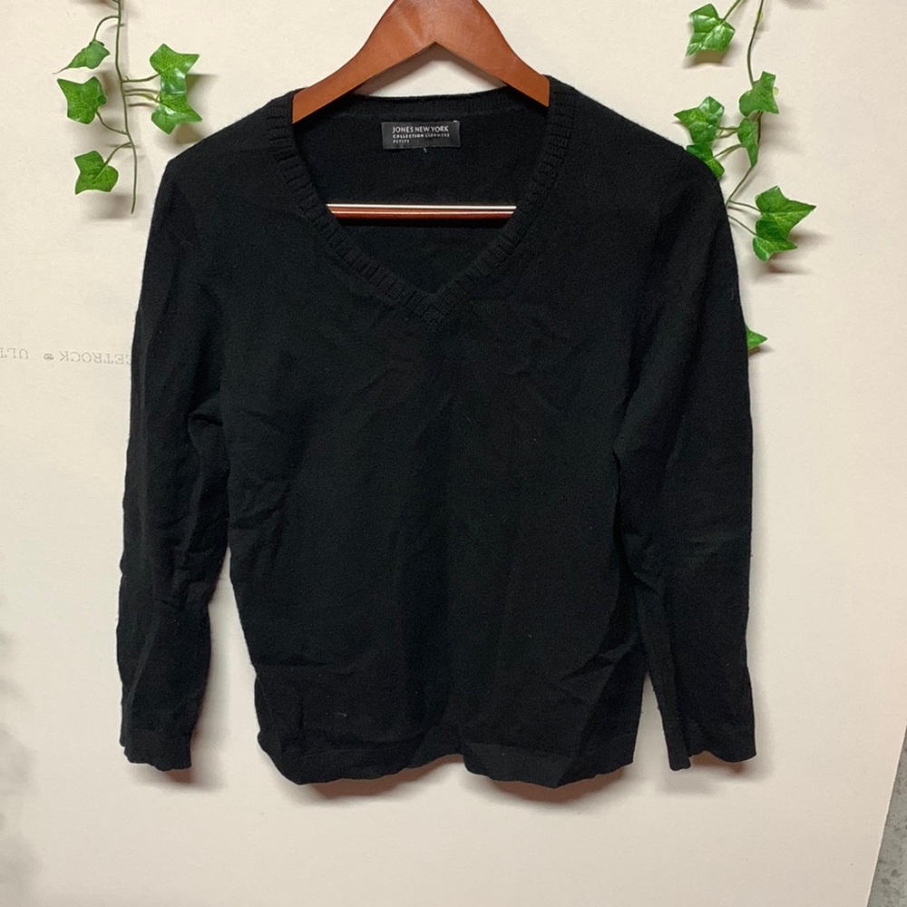 Black Cashmere Jones New York V neck sweater